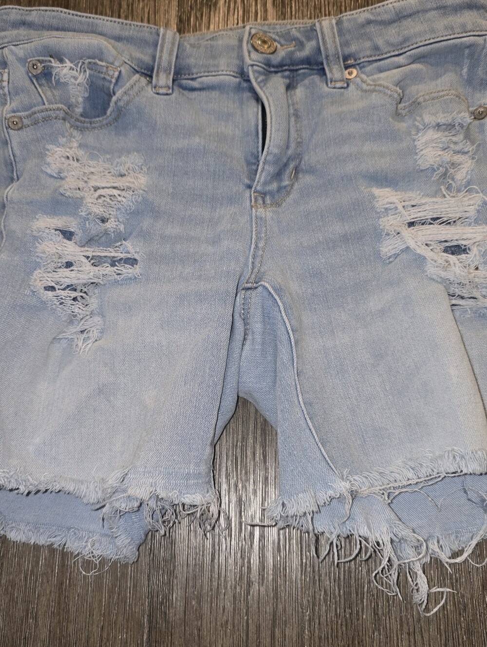American Eagle Sz. 8 Distressed Midi Denim Shorts